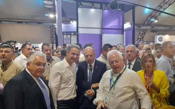 Πιλοτική εισαγωγή της Τεχνητής Νοημοσύνης στο ΑΠΘ ανακοίνωσε ο Πρωθυπουργός στο Περίπτερο του Αριστοτελείου στη ΔΕΘ