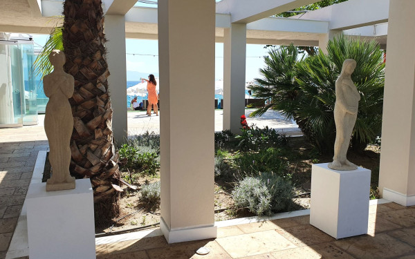 Καβάλα: Έκθεση γλυπτών πάνω σε μια παραλία - Δείτε φωτογραφίες
