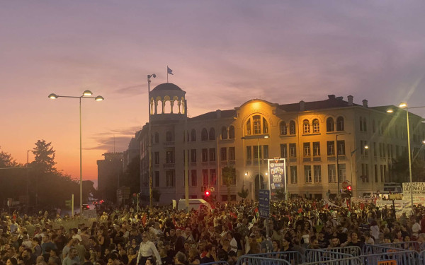 Θεσσαλονίκη: Πλήθος κόσμου στη ΧΑΝΘ - Συγκέντρωση του ΠΑΜΕ και των συγγενών θυμάτων των Τεμπών