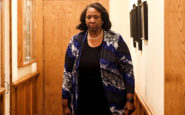 Η κυβερνήτρια της Fed Λίζα Κουκ μήνυσε τον πρόεδρο Τραμπ αμφισβητώντας το δικαίωμά του να την απολύσει