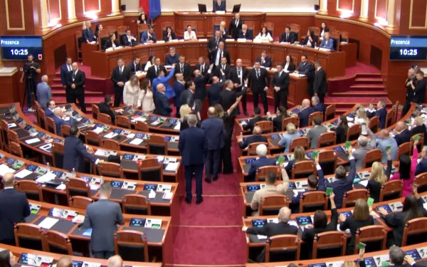 Αλβανία: Ο Έντι Ράμα υπουργοποίησε... Ρομπότ - Σφοδρές αντιδράσεις από την αντιπολίτευση (βίντεο)