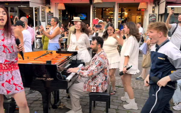 Παρίσι: 30 μουσικοί εμφανίστηκαν από το πουθενά και χάρισαν μια απίστευτη εκτέλεση του Bohemian Rhapsody - Δείτε βίντεο