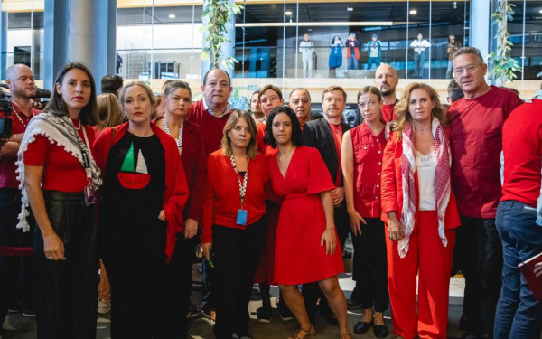 Στρασβούργο: Διαμαρτυρία Ευρωβουλευτών στο Ευρωπαϊκό Κοινοβούλιο για τη γενοκτονία στη Γάζα - Φόρεσαν κόκκινα