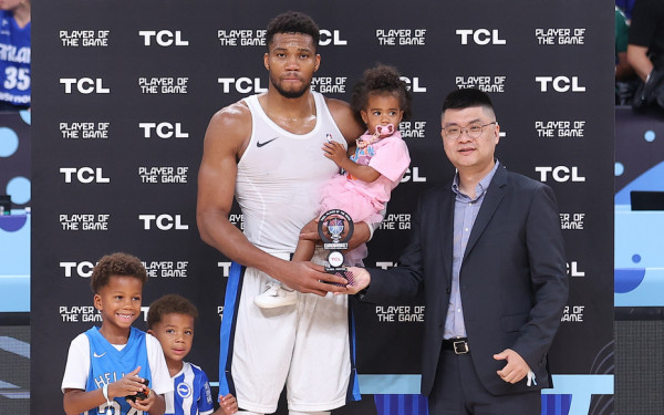 Λύγισε ο Γιάννης Αντετοκούνμπο: «Είναι το μεγαλύτερο επίτευγμα στη ζωή μου» (βίντεο)