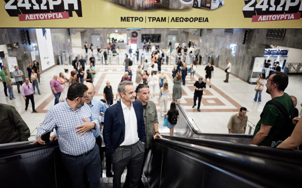 Τον σταθμό του Μετρό στο Σύνταγμα επισκέφθηκε ο Κυρ. Μητσοτάκης