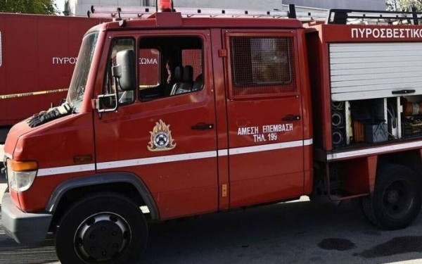 Ήχησε το 112 στην Πάτρα για τους καπνούς από τη φωτιά σε παλιό εργοστάσιο