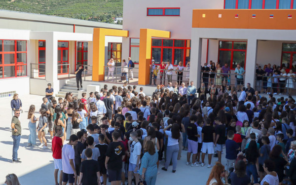 Οι τράπεζες βρήκαν ρόλο και στους αγιασμούς των σχολείων μέσω του προγράμματος «Μαριέττα Γιαννάκου» - Τι καταγγέλλει ο δήμος Νεάπολης-Συκεών