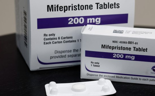 ΗΠΑ: Γενόσημο χάπι για αμβλώσεις ενέκρινε η Αμερικανική υπηρεσία Φαρμάκων - «Κηλίδα στην προεδρία Τραμπ» λένε οι συντηρητικοί