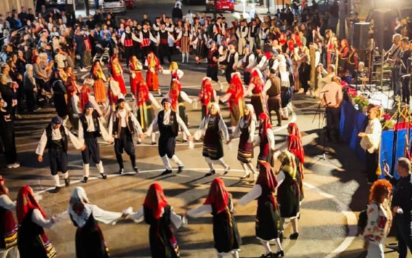 «Λευκή Νύχτα» του Δήμου Λαγκαδά: Δημότες και επισκέπτες πλημμύρισαν το κέντρο - Η Ήβη Αδάμου ξεσήκωσε το κοινό