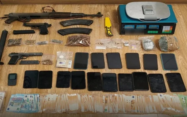 Εξαρθρώθηκε σπείρα διακίνησης ναρκωτικών - Κέρδη 8 εκατ. ευρώ, βαρύς οπλισμός και ένας τόνος κάνναβης