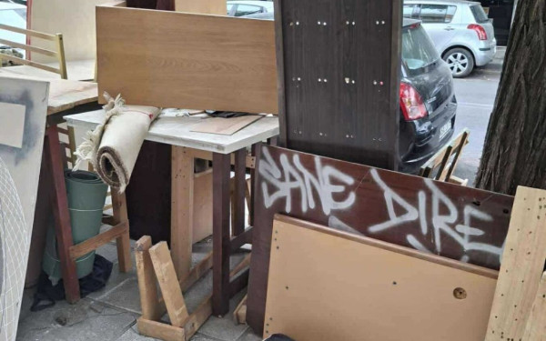 Δήμος Θεσσαλονίκης: Πρόστιμο 1.500 ευρώ σε κάτοικο που παράτησε ογκώδη αντικείμενα στο πεζοδρόμιο