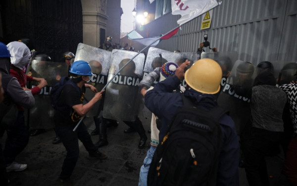 Περού: Συγκρούσεις αστυνομίας με διαδηλωτές στη Λίμα – Τουλάχιστον 18 τραυματίες (βίντεο)