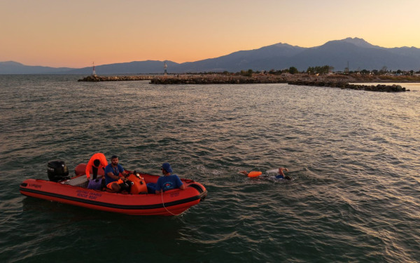 Κατερίνη: Κολύμπησε 41 χιλιόμετρα σε 13,5 ώρες για να αναδείξει την τουριστική Πιερία