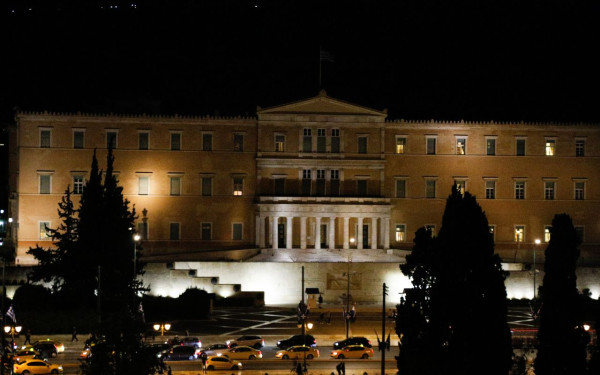 Η κυβέρνηση δεν κυβερνά ουσιωδώς, η αντιπολίτευση δεν αντιπολιτεύεται ουσιωδώς. Του Βασίλη Κοντογουλίδη