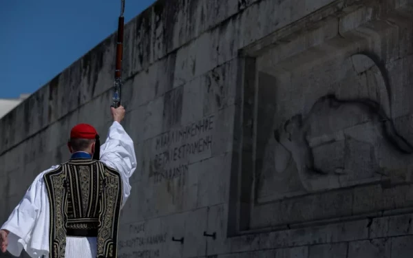 Πυρ ομαδόν της αντιπολίτευσης στις ανακοινώσεις Μητσοτάκη για μνημείο Αγνώστου Στρατιώτη και Ρούτσι