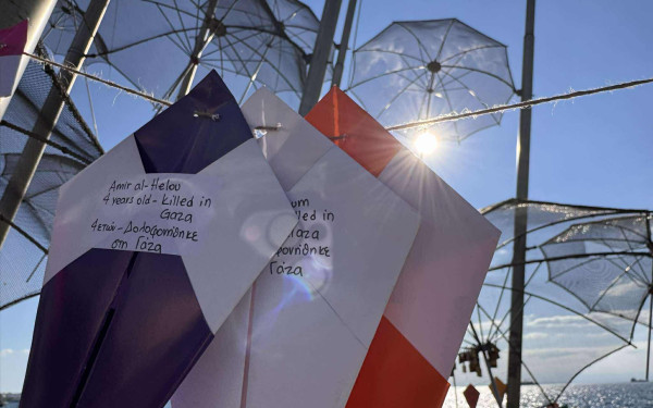 Θεσσαλονίκη: Χαρταετοί με τα ονόματα των παιδιών που σκοτώθηκαν στη Γάζα πετούν στη Νέα Παραλία
