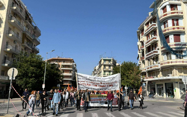 Θεσσαλονίκη: Πορεία διαμαρτυρίας αντιεξουσιαστών και εκπαιδευτικών στην Καμάρα - «Να μην περάσει το αντεργατικό νομοσχέδιο»