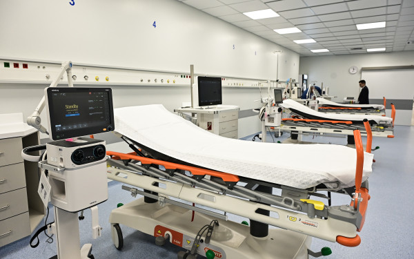 Ατύχημα στην Πατησίων: Στο χειρουργείο η 15χρονη μετά την πτώση σταυρού φαρμακείου