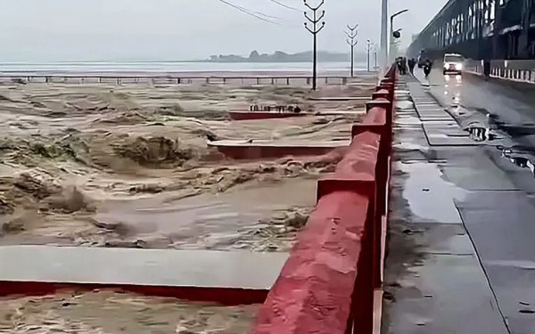 Ινδία - Νεπάλ: Τουλάχιστον 60 νεκροί από πλημμύρες και κατολισθήσεις (βίντεο)