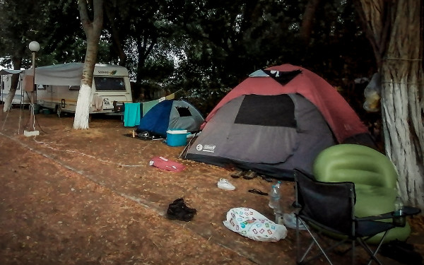 Διπλή δολοφονία στη Φοινικούντα: Ποινική δίωξη στη σύντροφο του ανιψιού του ιδιοκτήτη του κάμπινγκ