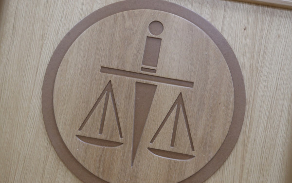 Γενική Επιτροπεία της Επικρατείας των Τακτικών Διοικητικών Δικαστηρίων: Δεν τυγχάνει ιδιαίτερης μεταχείρισης η σύζυγος του Ά. Σκέρτσου