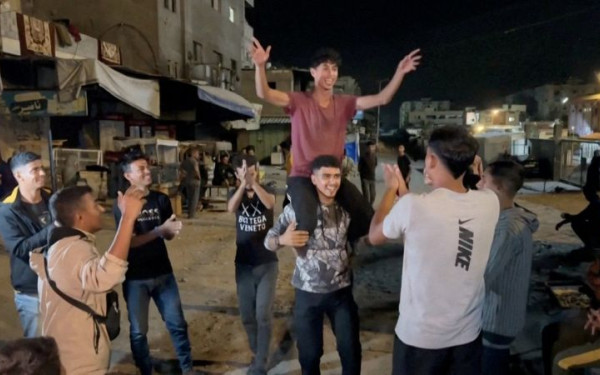 Γάζα: Η στιγμή που δημοσιογράφοι ανακοινώνουν την εκεχειρία στους Παλαιστίνιους – Έκρηξη χαράς σε Γάζα και Ισραήλ (βίντεο)