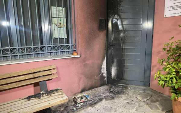 Θεσσαλονίκη: Άγνωστοι τοποθέτησαν γκαζάκι στα ΚΕΠ Νέαπολης - Προκλήθηκαν φθορές από φωτιά