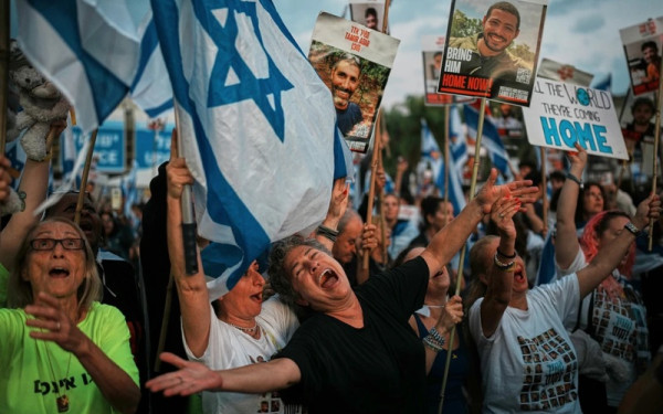 Στη στρατιωτική βάση Ρέιμ οι οικογένειες των ομήρων - Συγκίνηση και ελπίδα στο Ισραήλ (Live)