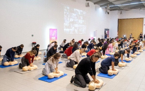 Θεσσαλονίκη: Πανελλήνιο ρεκόρ ΚΑΡΠΑ από 60.650 μαθητές - Εκστρατεία για να γίνει μάθημα στα σχολεία