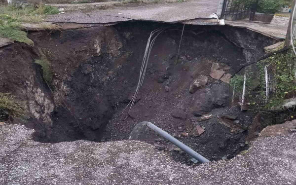 Αιτωλοακαρνανία: Άνοιξε κρατήρας ανάμεσα σε σπίτια - Απίστευτες εικόνες