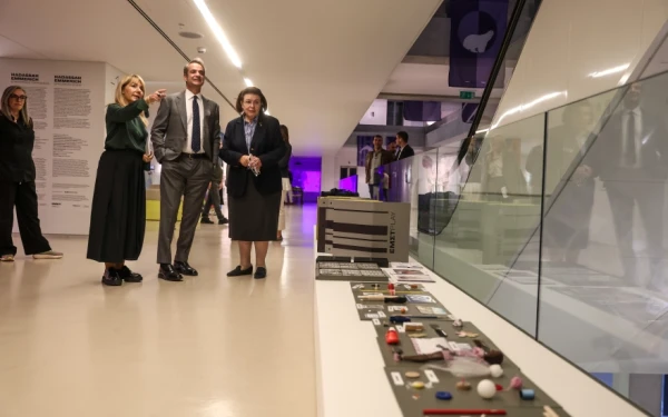 Στο Εθνικό Μουσείο Σύγχρονης Τέχνης ο Κ. Μητσοτάκης και η Μ. Γκραμπόφσκι - Ξεναγήθηκαν σε εκθεση από τη Λίνα Μενδώνη