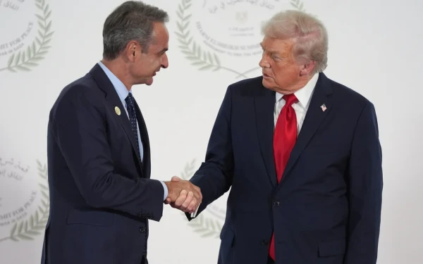 Θερμή χειραψία Μητσοτάκη - Τραμπ στην Αίγυπτο