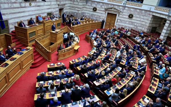 Βουλή: Υπερψηφίστηκε η τροπολογία για τον Άγνωστο Στρατιώτη
