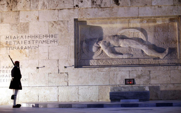 Μνημείο Άγνωστου Στρατιώτη Στην Αστυνομία η φύλαξη, στο Άμυνας η προστασία και η συντήρηση