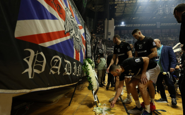 Μπάσκετ: Κανείς δεν ξέχασε τους οπαδούς του ΠΑΟΚ που σκοτώθηκαν στα Τέμπη (βίντεο)