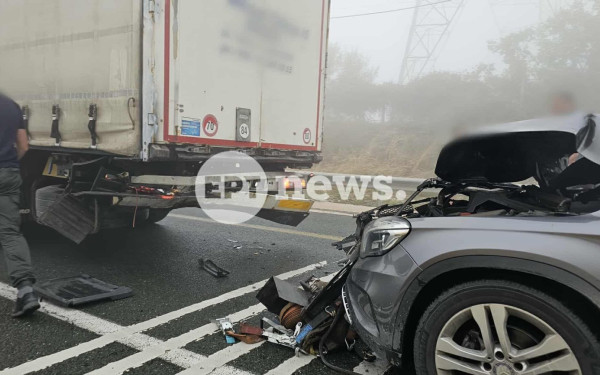 Τροχαίο ατύχημα πριν τα διόδια Πολυμύλου με εμπλοκή νταλίκας και ΙΧ - Κλειστός ο δρόμος για μισή ώρα (βίντεο)
