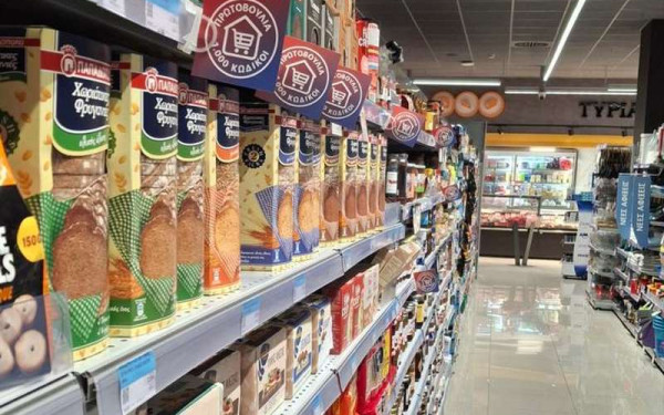 Σούπερ μάρκετ: Σύγχυση στους καταναλωτές από τη μείωση τιμών στα ράφια - Από τσίχλες και πατατάκια μέχρι... πιγκάλ και καρβουνάκια (βίντεο)