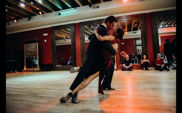 Θεσσαλονίκη: Το τάνγκο άνοιξε την αγκαλιά του για να υποδεχτεί καρκινοπαθείς και άτομα με μειωμένη όραση