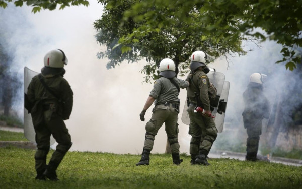 Επεισόδια στο Σύνταγμα: Τραυματίστηκαν πέντε αστυνομικοί - Τέσσερις προσαγωγές