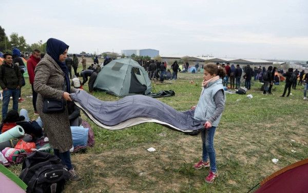 Παραμένουν εκατοντάδες πρόσφυγες έξω από τη δομή φιλοξενίας στα Διαβατά