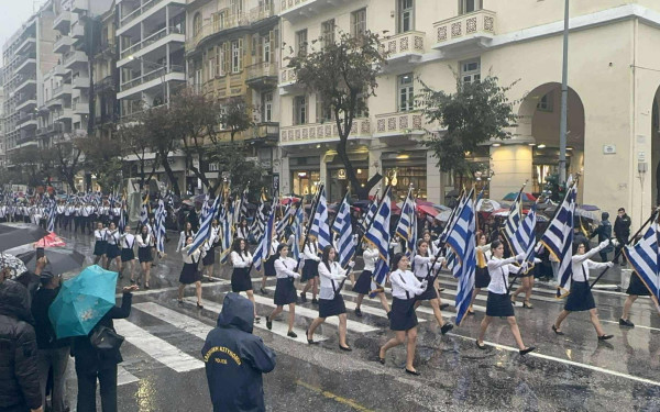 Θεσσαλονίκη: Υπό βροχή η φετινή μαθητική παρέλαση (βίντεο)