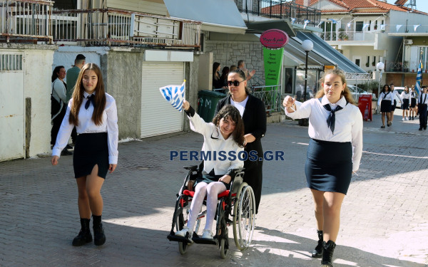 Βοιωτία: Η πρώτη παρέλαση της μικρής Αλεξίας μετά τον τραυματισμό της από αδέσποτη σφαίρα