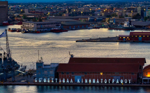 Θεσσαλονίκη: Ένα πλοίο που κατασκευάστηκε για να μην ταξιδέψει ποτέ, είναι το όχημα για το ταξίδι της ταινίας «Beachcomber»