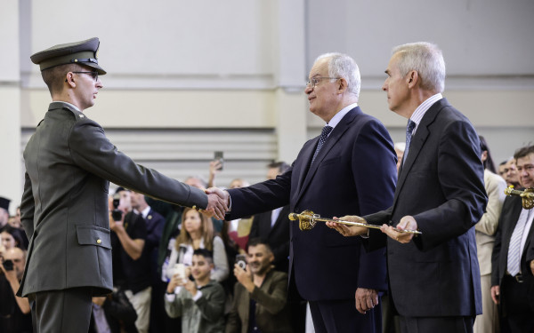 Θεσσαλονίκη: Τα ξίφη σε 79 νέους αξιωματικούς της ΣΣΑΣ επέδωσε ο ΠτΔ Κωνσταντίνος Τασούλας