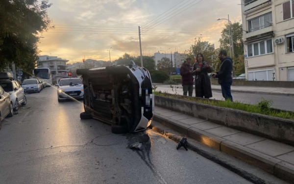Τροχαίο ατύχημα στη Θεσσαλονίκη: Ανατροπή αυτοκινήτου στην Αγίων Πάντων - Σώος ο οδηγός