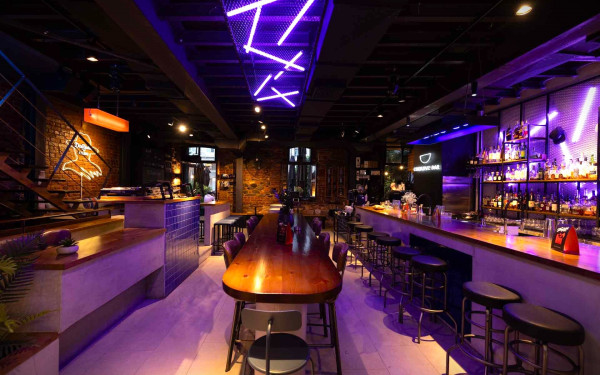 Blue Cup: Από τον καφέ του τρίτου κύματος…στο πρώτο speakeasy bar της Θεσσαλονίκης