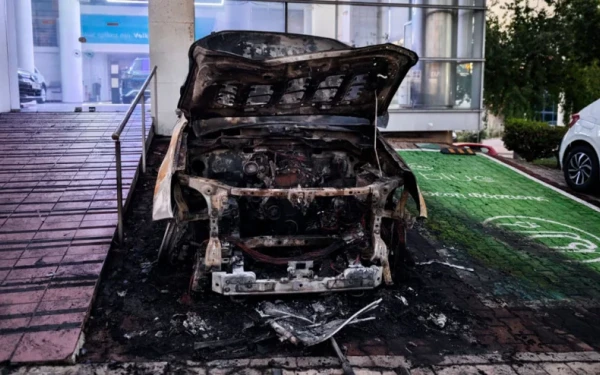 Εμπρησμός σε έκθεση αυτοκινήτων στη Νέα Χαλκηδόνα - Κάηκαν ολοσχερώς 5 οχήματα