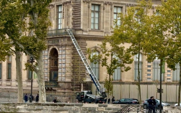 Γαλλία: Συνελήφθη άτομο, ύποπτο ως το τέταρτο μέλος της συμμορίας που λήστεψε το Λούβρο