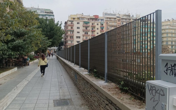 Θεσσαλονίκη: Στη Βουλή τα κάγκελα στο ανάκτορο του Γαλερίου