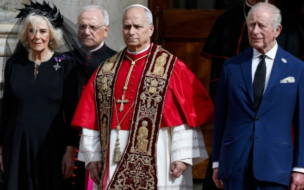 Βατικανό: Έπειτα από πέντε αιώνες Βρετανός μονάρχης και πάπας προσεύχονται μαζί